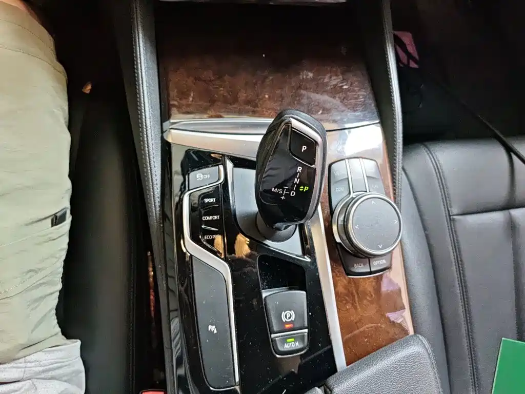 BMW 5 Series — миниатюра 10