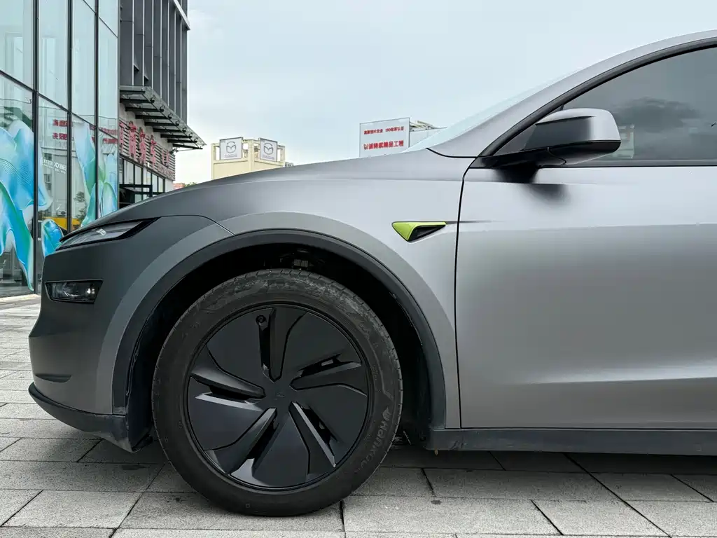 Tesla Model Y — миниатюра 13