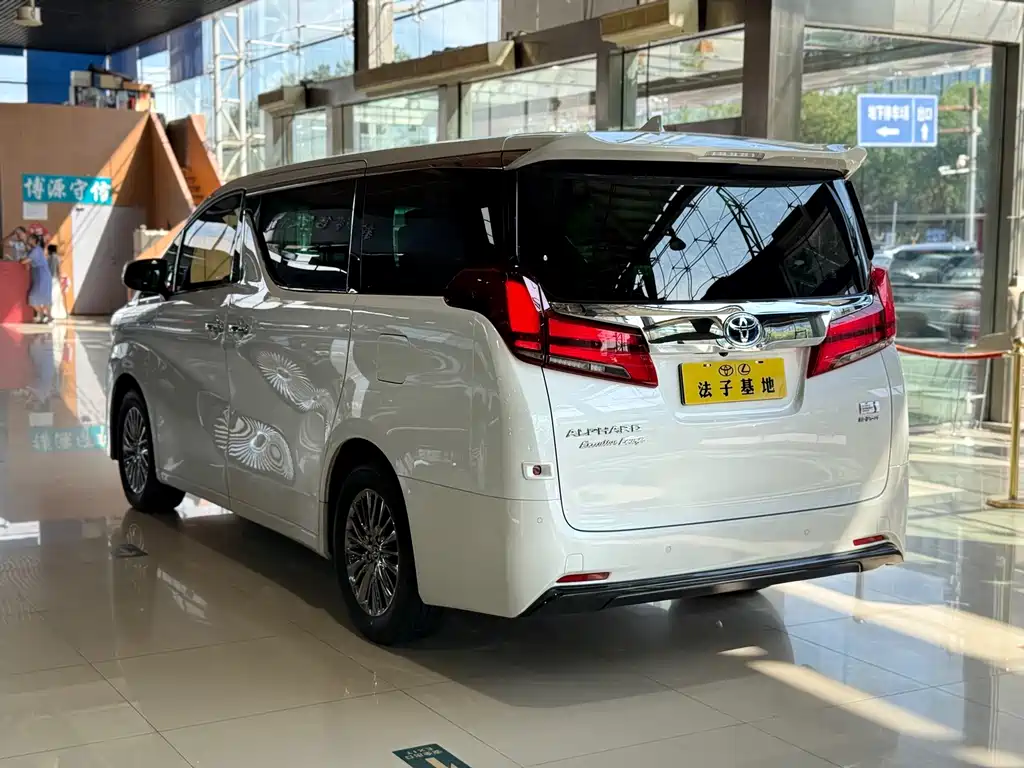 Toyota Alphard — миниатюра 22