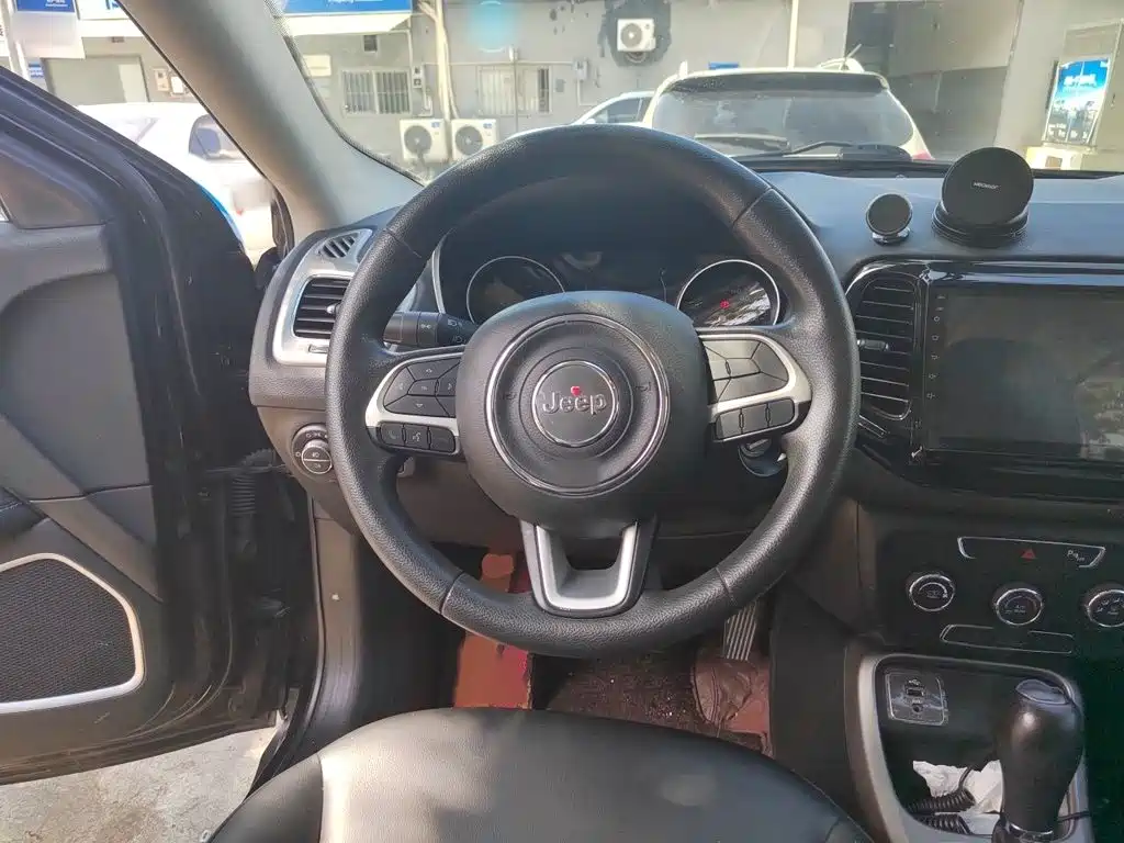 Jeep Compass — миниатюра 3