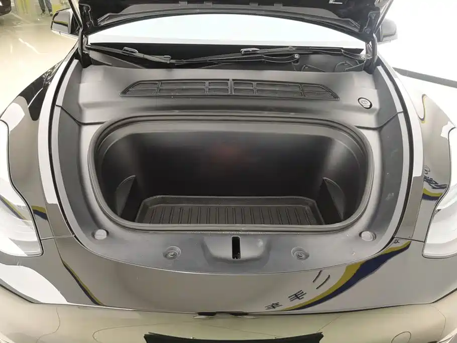 Tesla Model Y — миниатюра 10