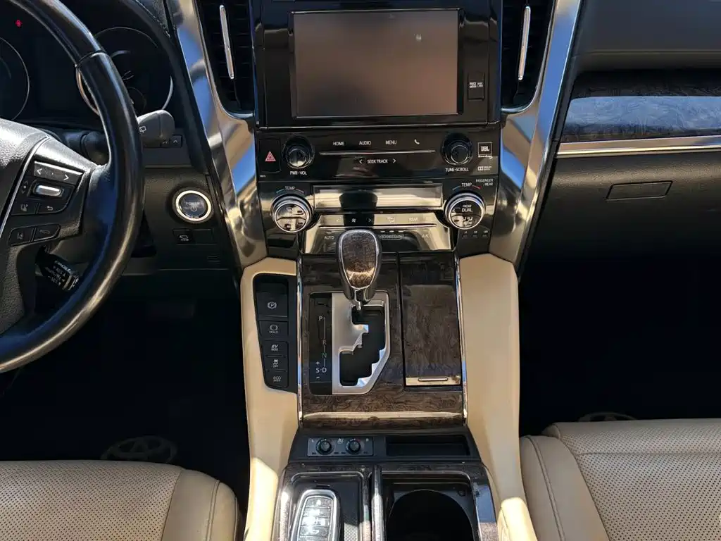 Toyota Alphard — миниатюра 23