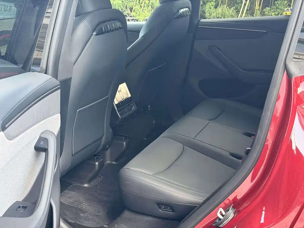 Tesla Model Y — миниатюра 7