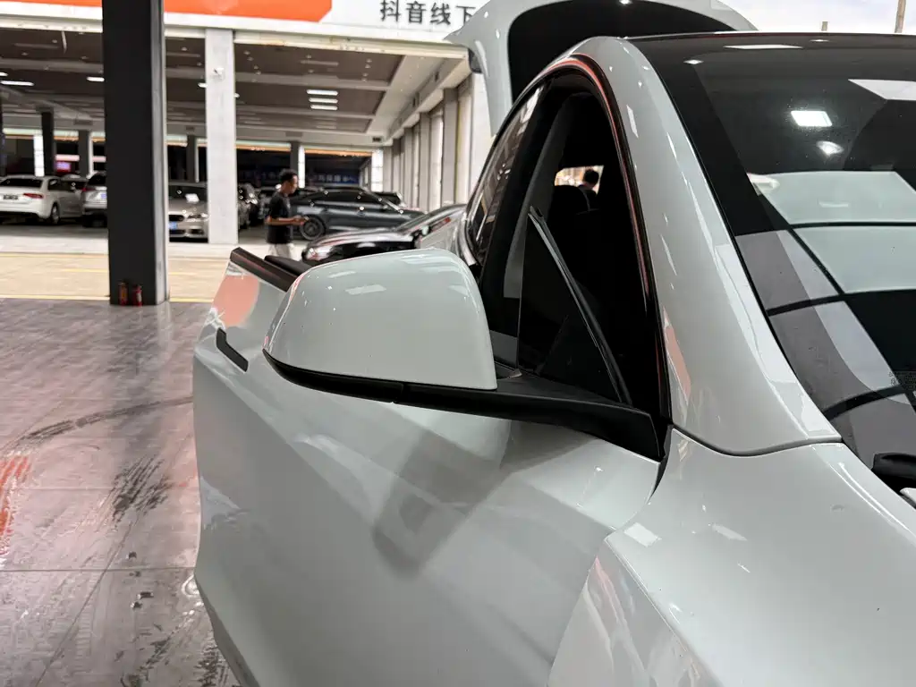 Tesla Model Y — миниатюра 17