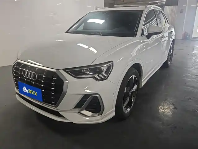 AUDI  Q3