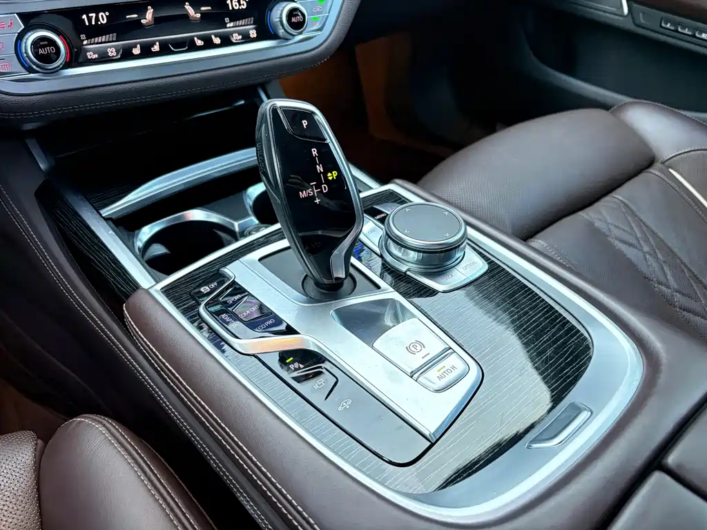 BMW 7 Series — миниатюра 8