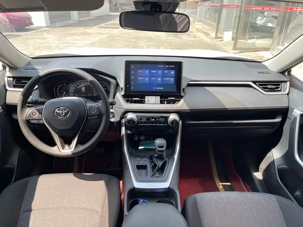 Toyota RAV4 — миниатюра 7