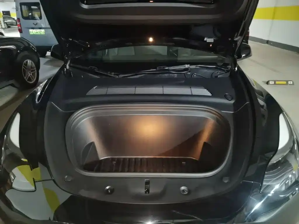 Tesla Model Y — миниатюра 20