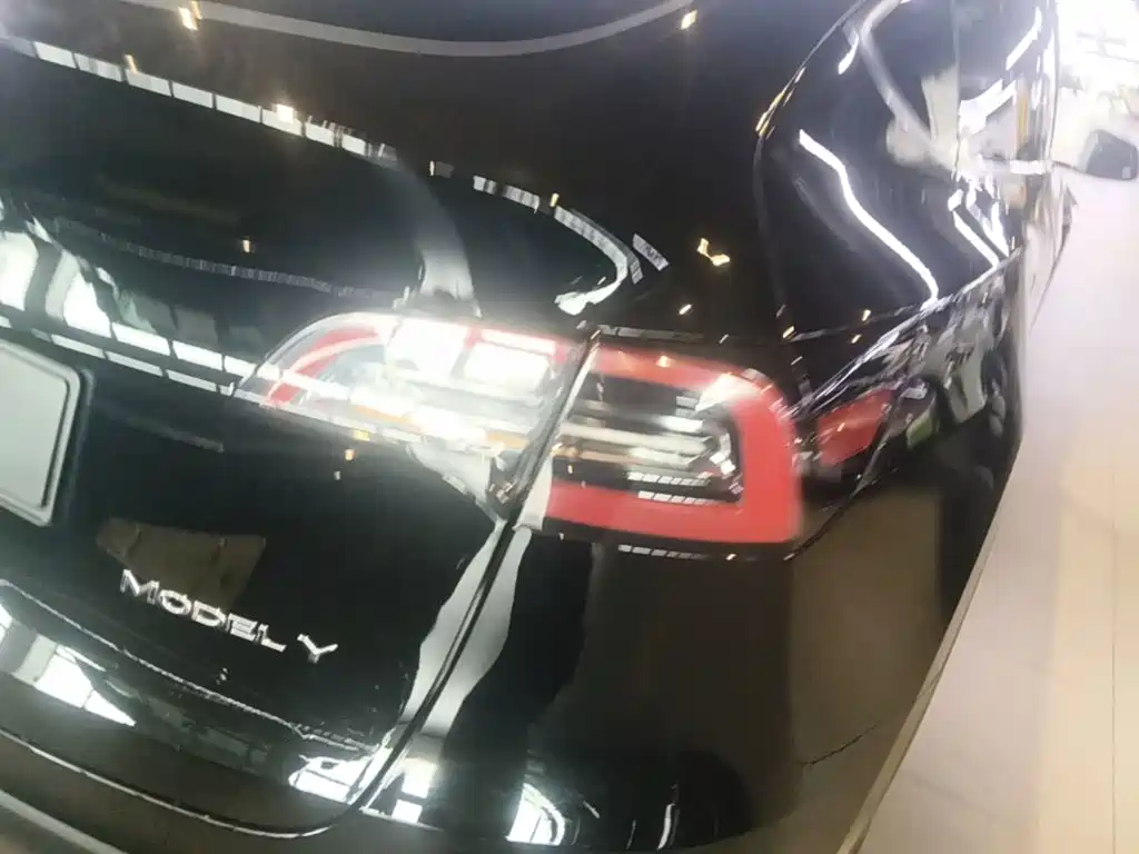 Tesla Model Y — миниатюра 8