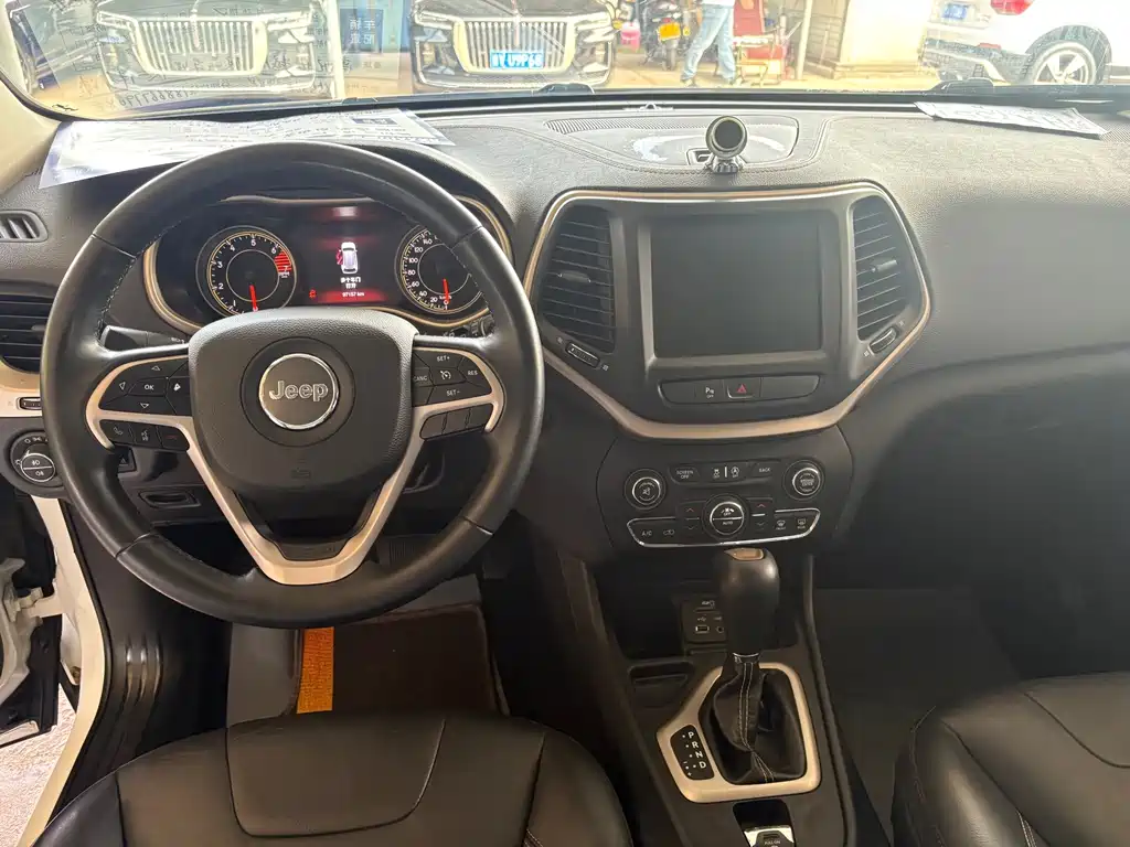 Jeep Cherokee — миниатюра 8