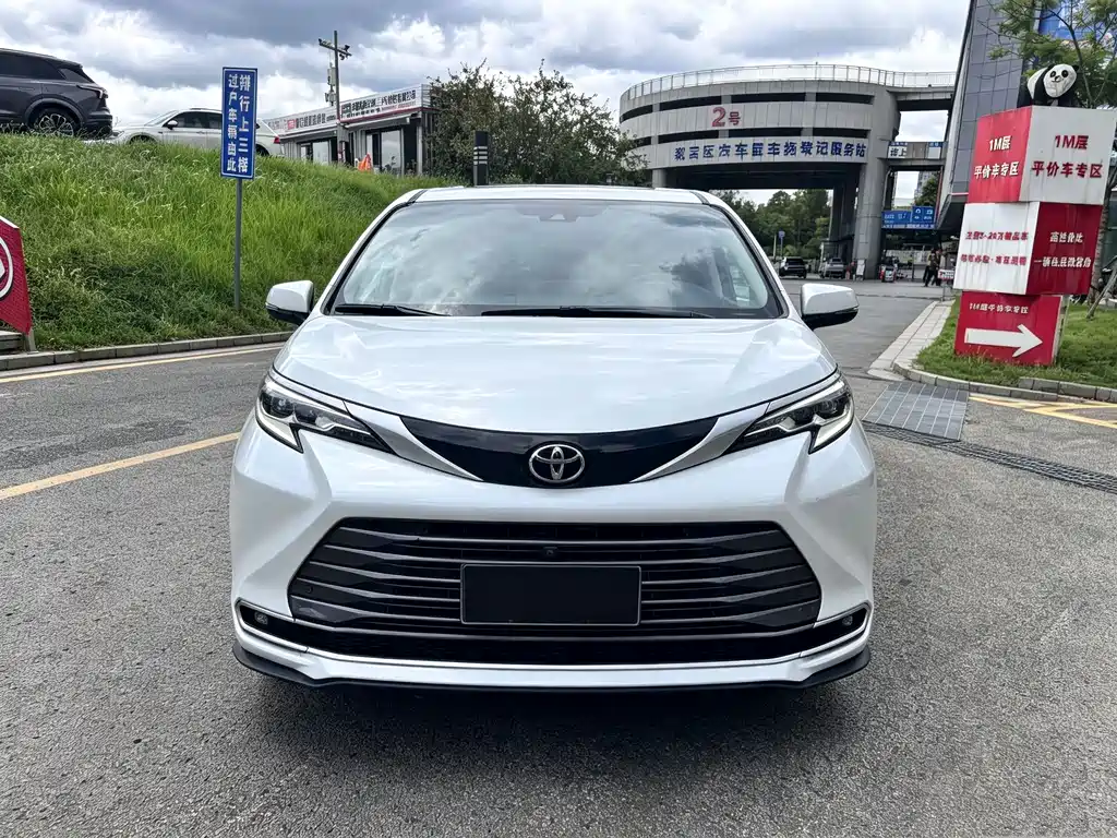 Toyota Sienna — миниатюра 2