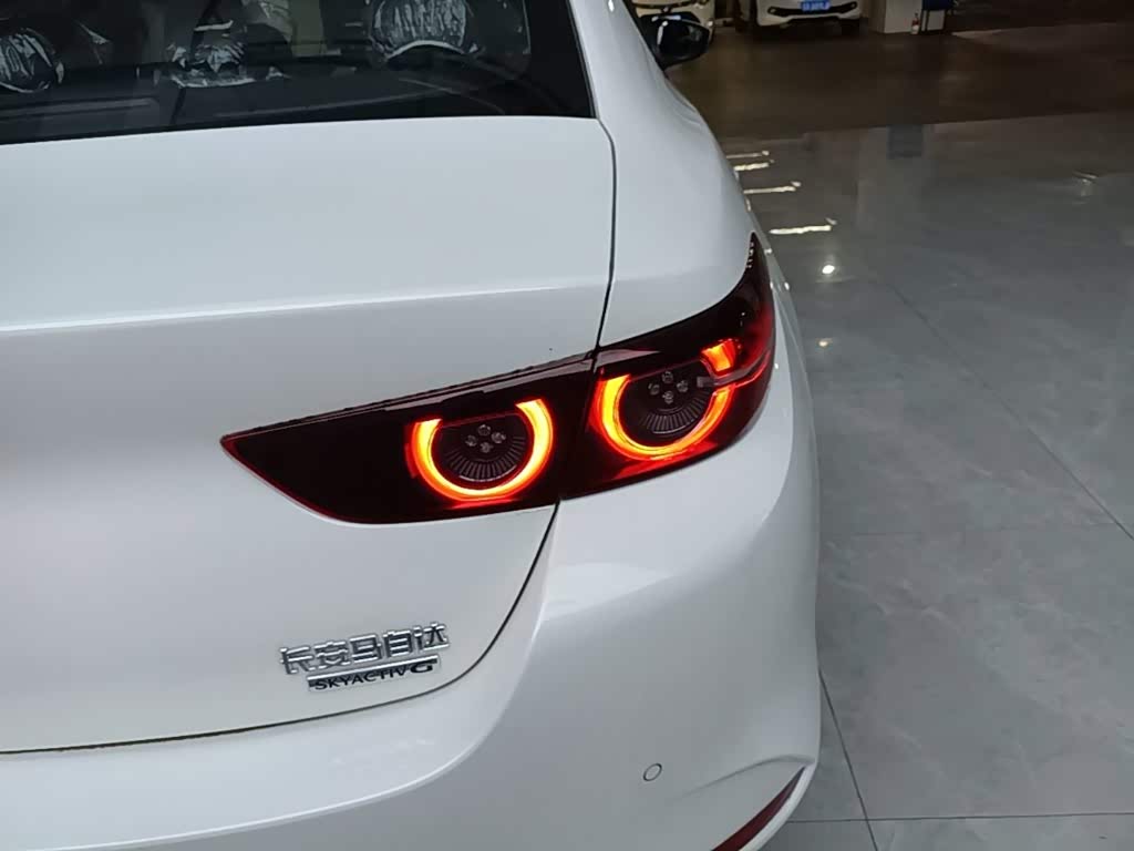 Mazda Mazda3 Axela 2.0 л 2026 г. Белый, пробег 100 км