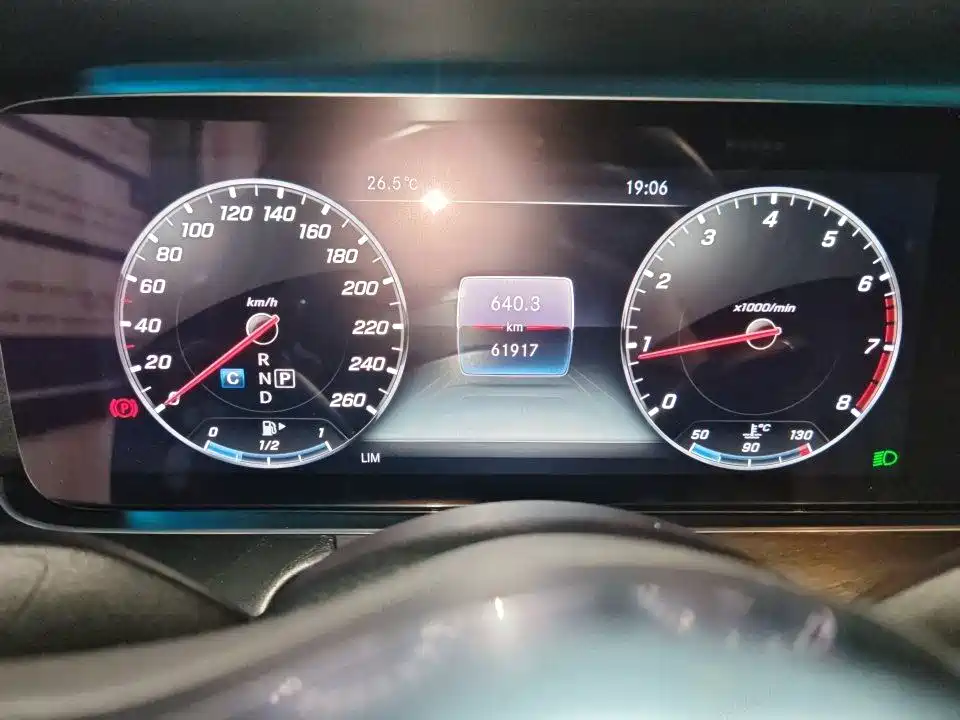 Mercedes-Benz E-Class — миниатюра 9