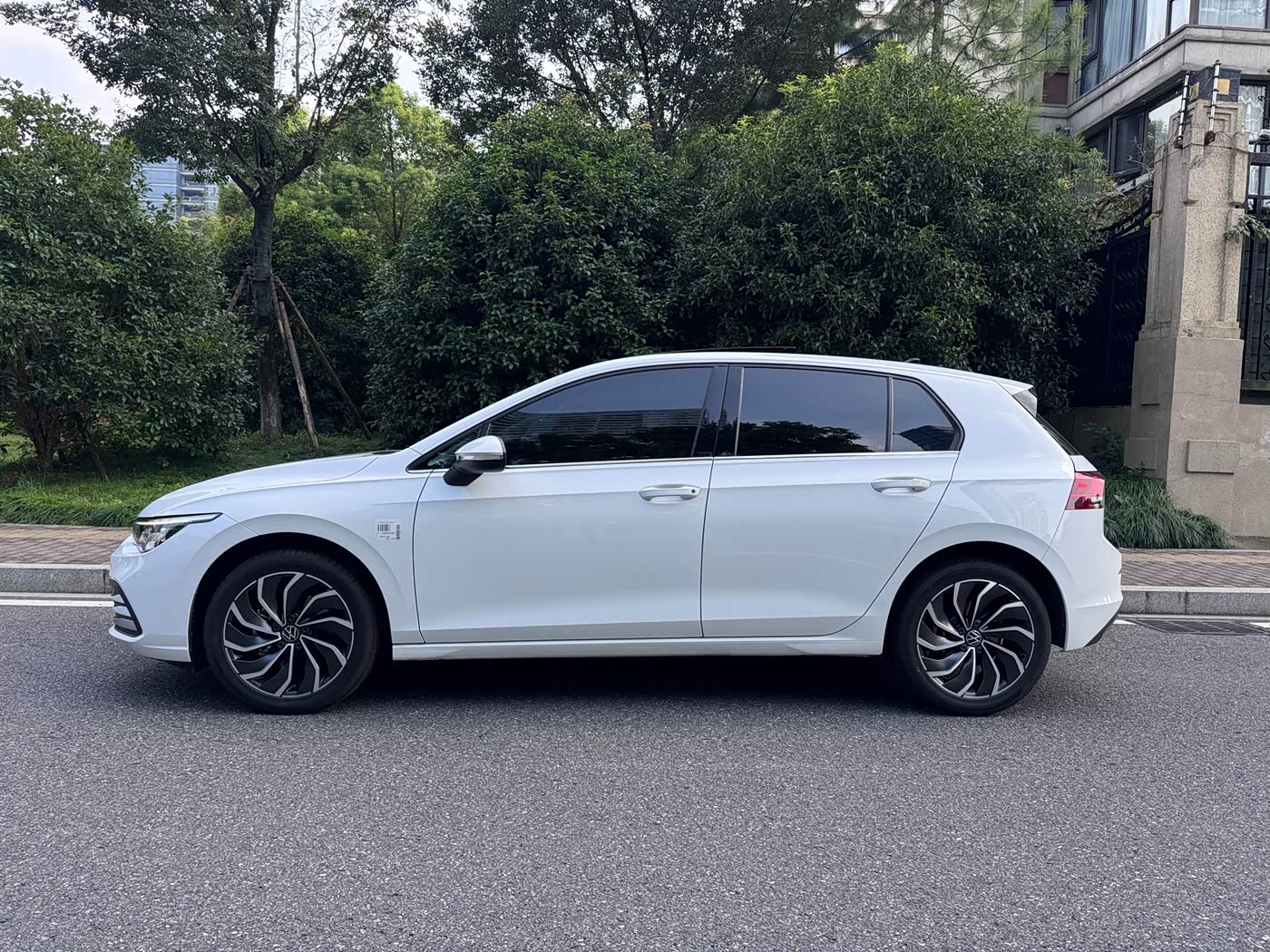 Volkswagen Golf 1.4 л 2025 г. Белый, пробег 8000 км