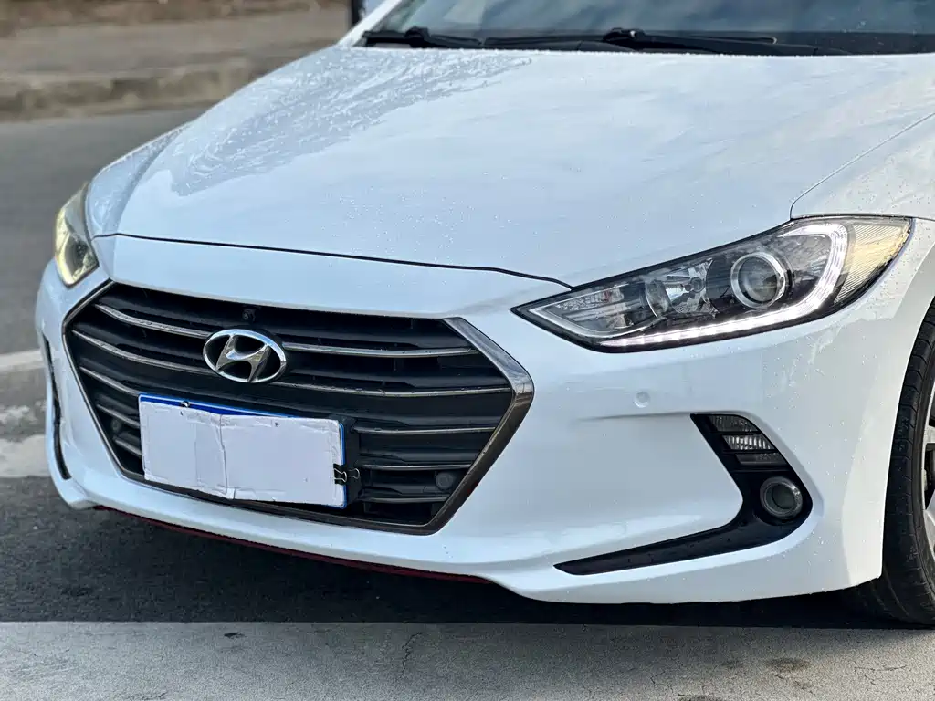 Hyundai Elantra — миниатюра 10