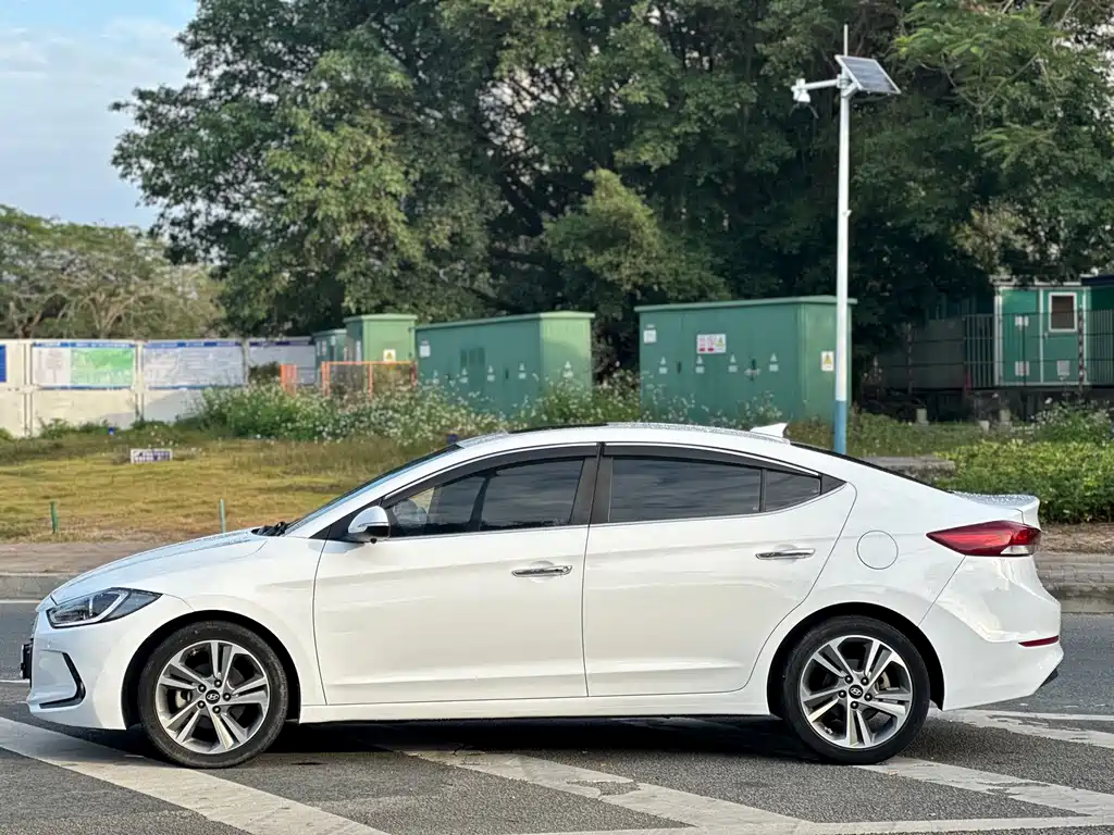 Hyundai Elantra — миниатюра 12