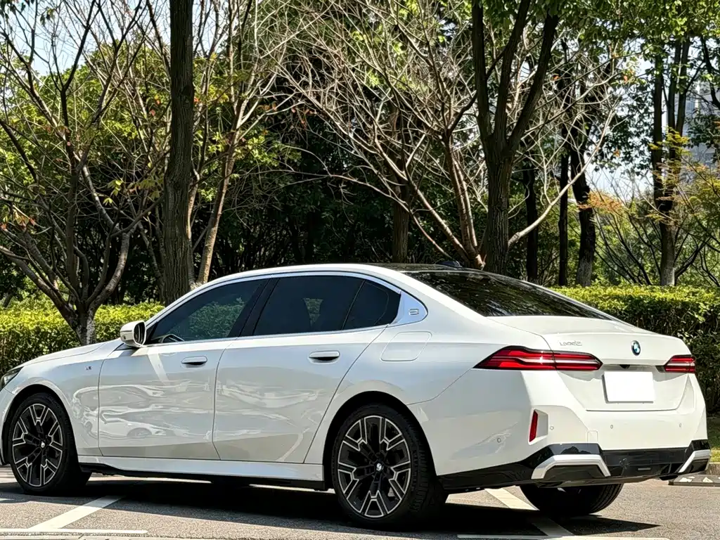 BMW 5 Series — миниатюра 9