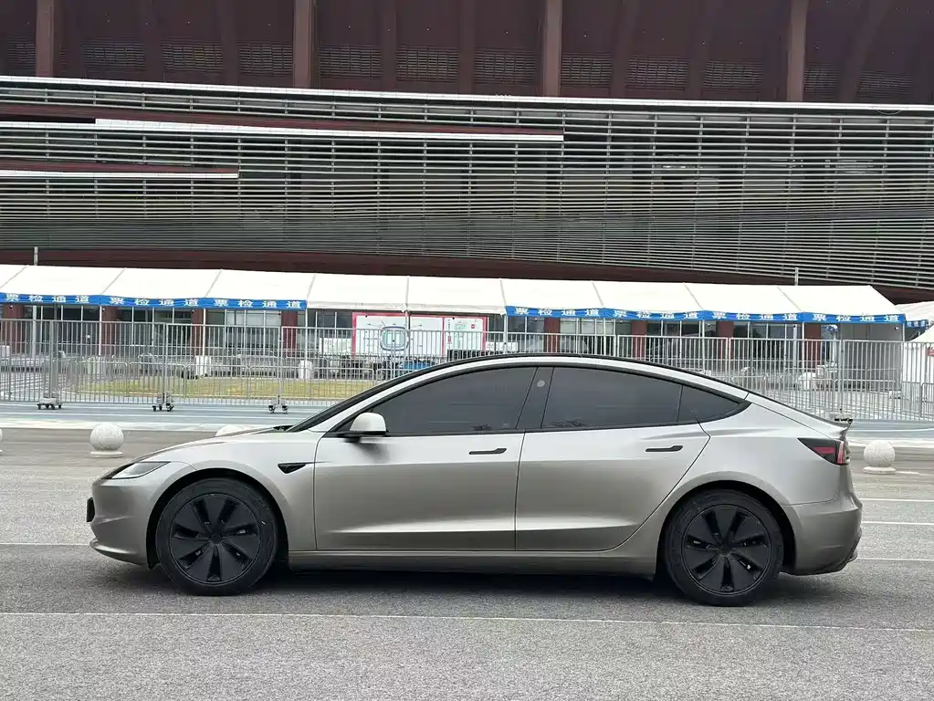 Tesla Model 3 — миниатюра 2