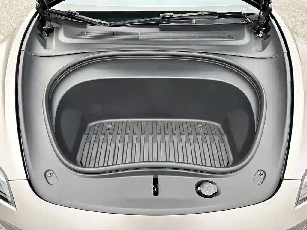 Tesla Model 3 — миниатюра 10