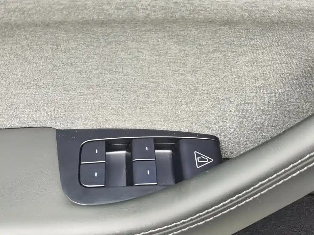 Tesla Model Y — миниатюра 9