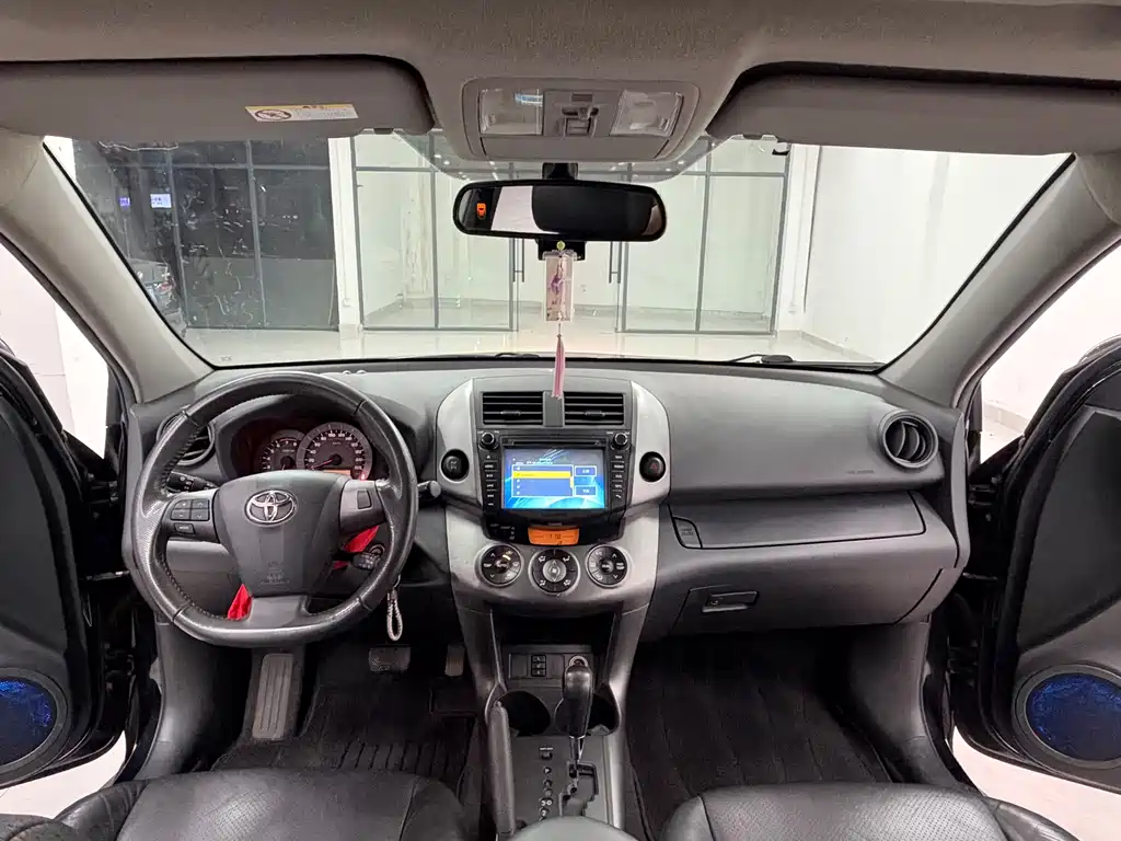 Toyota RAV4 — миниатюра 9