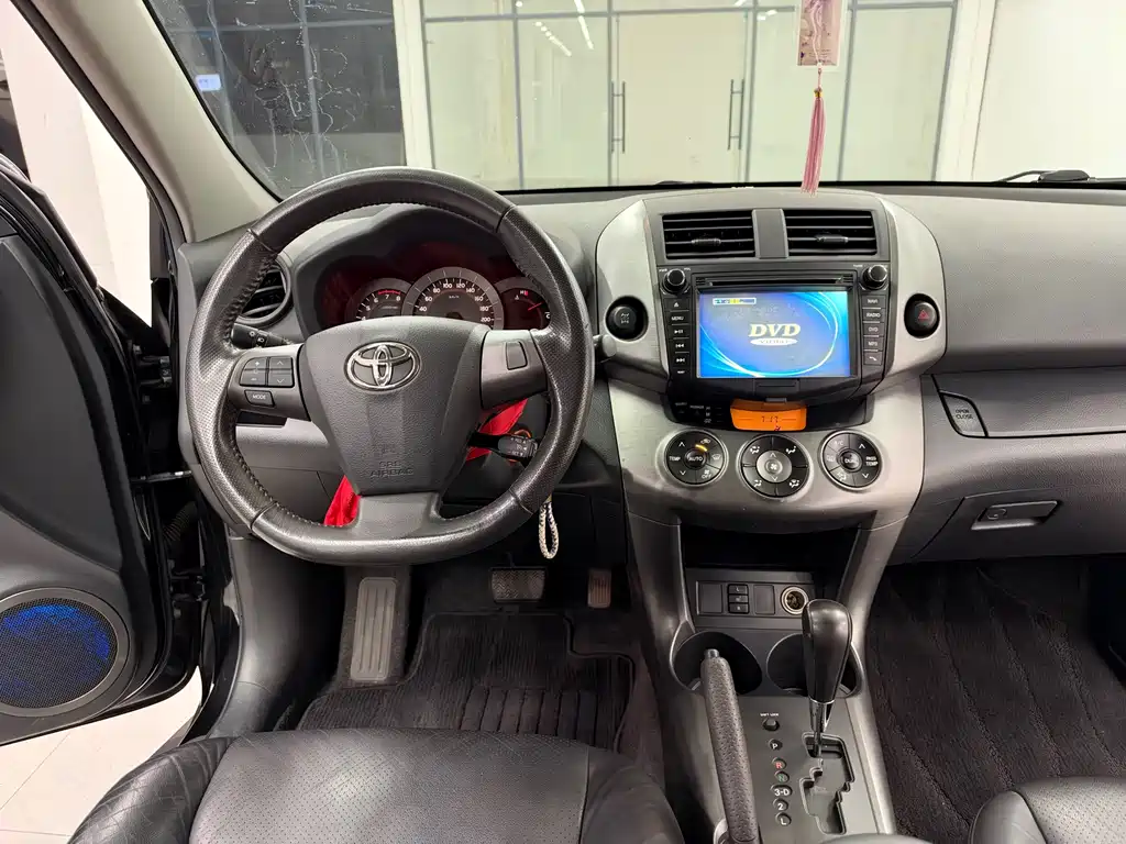 Toyota RAV4 — миниатюра 10