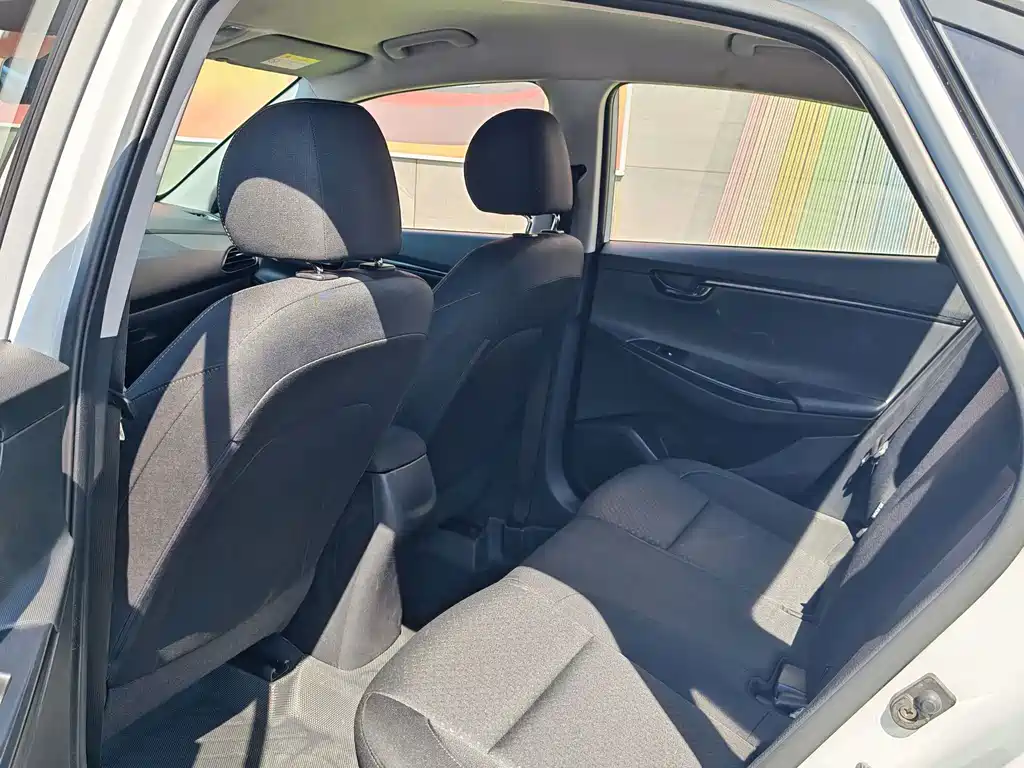 Hyundai Elantra — миниатюра 6