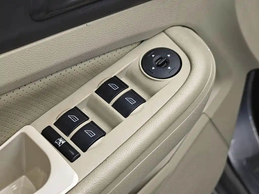 Ford Focus 2013 1.8L MT Fashion