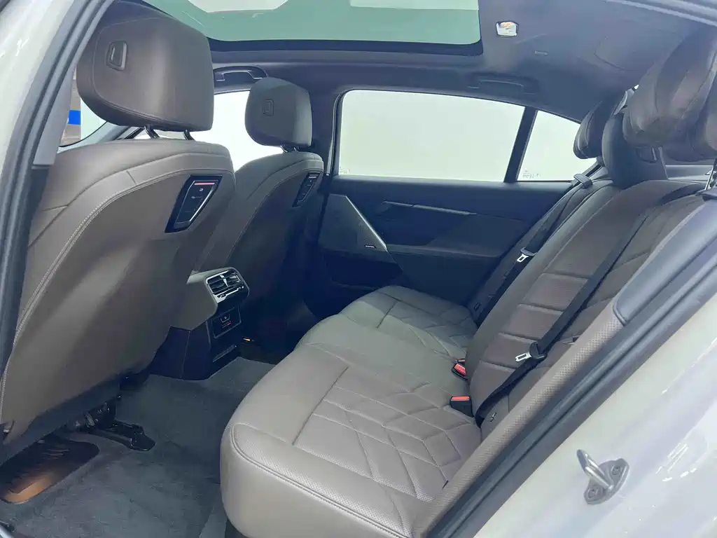 BMW 5 Series — миниатюра 7
