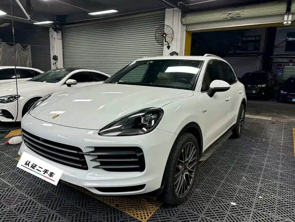 Porsche Cayenne Hybrid 2021