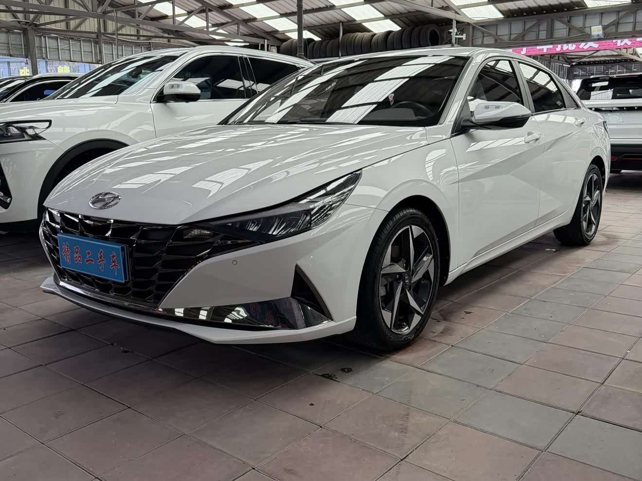 Hyundai Elantra 1.5 л 2023 г. Белый, пробег 41000 км