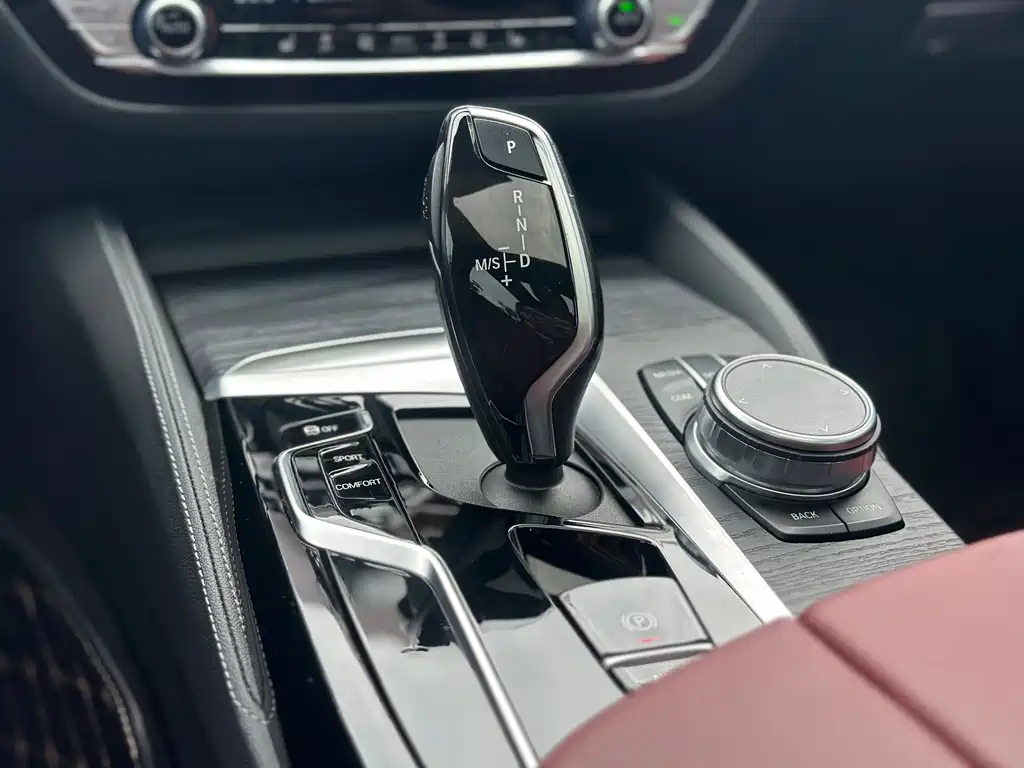 BMW 5 Series — миниатюра 8