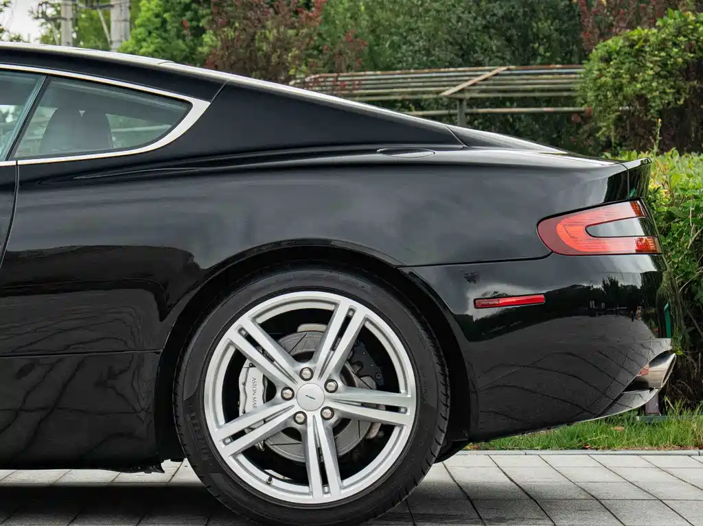 Aston Martin DB9 — миниатюра 5