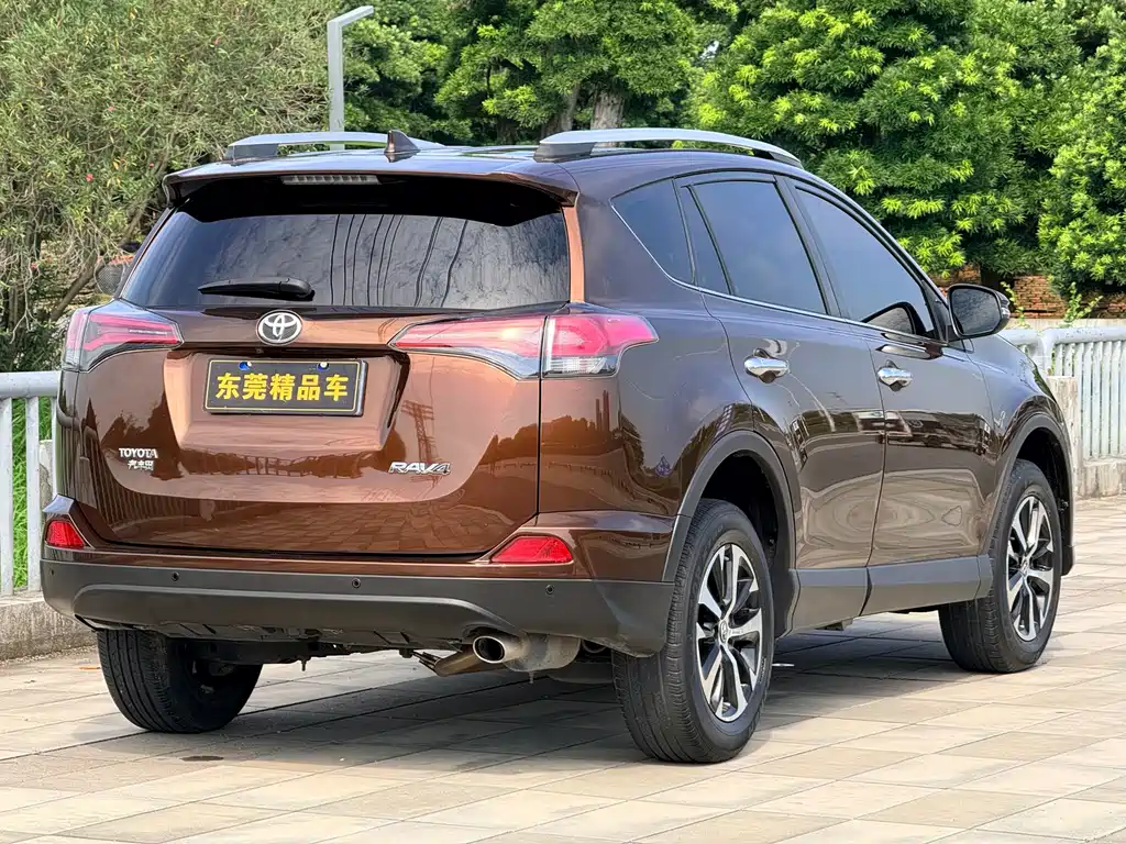 Toyota RAV4 — миниатюра 6