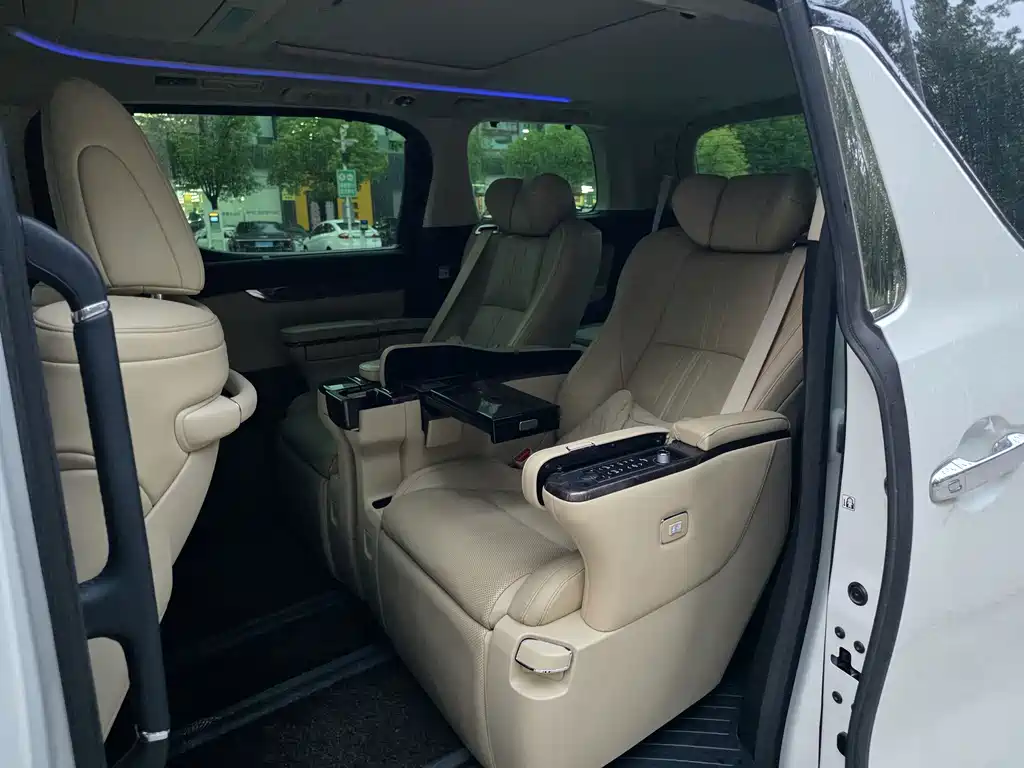Toyota Vellfire — миниатюра 6