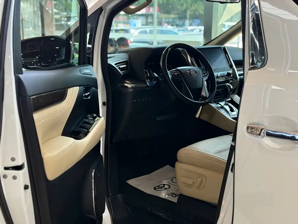 Toyota Alphard — миниатюра 6