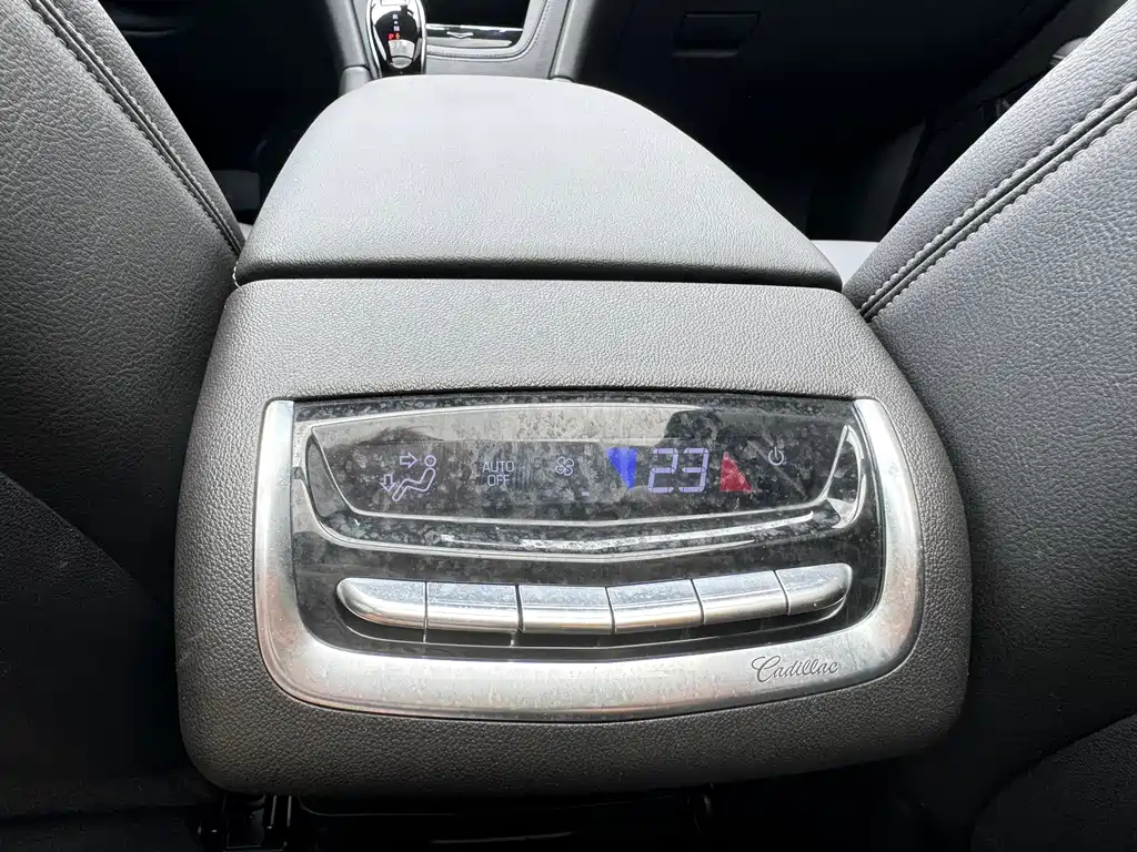 Cadillac XT6 - фото 11