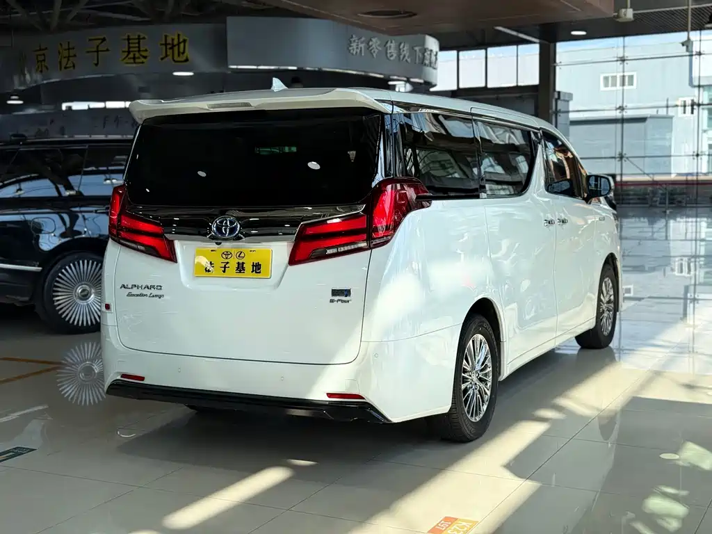 Toyota Alphard — миниатюра 24