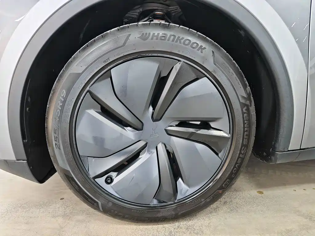 Tesla Model Y — миниатюра 14