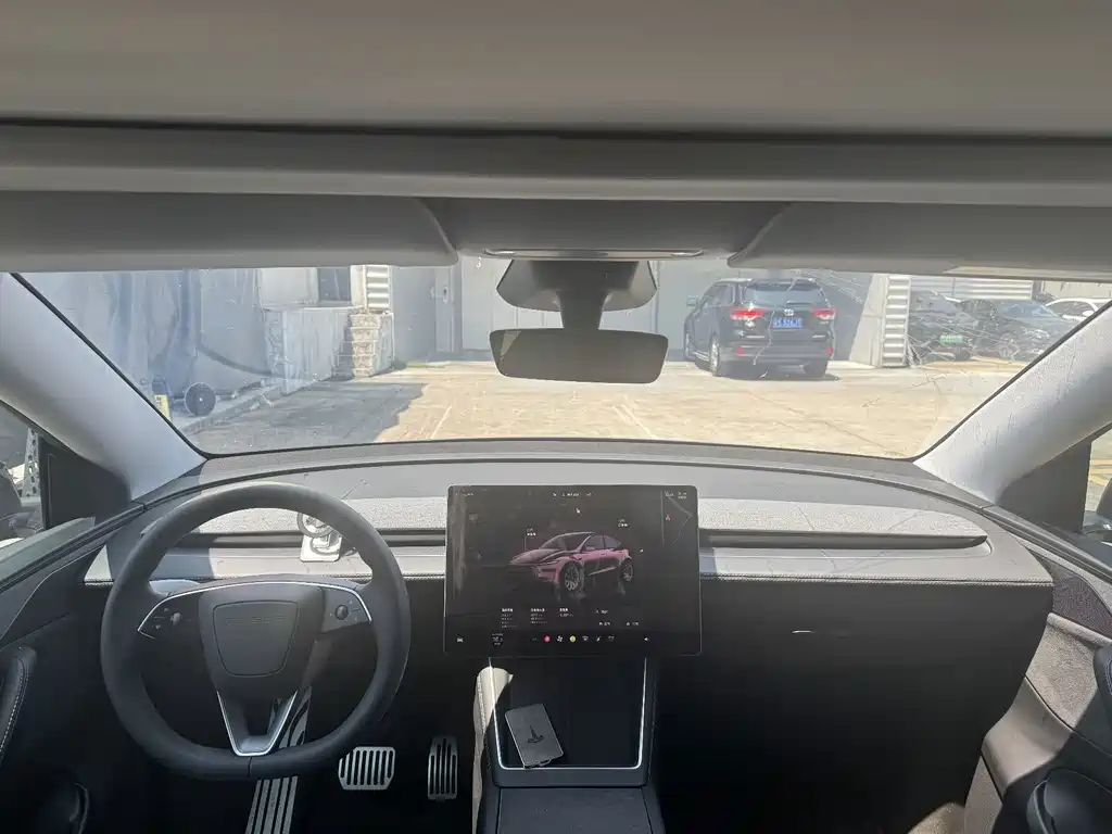 Tesla Model Y — миниатюра 12