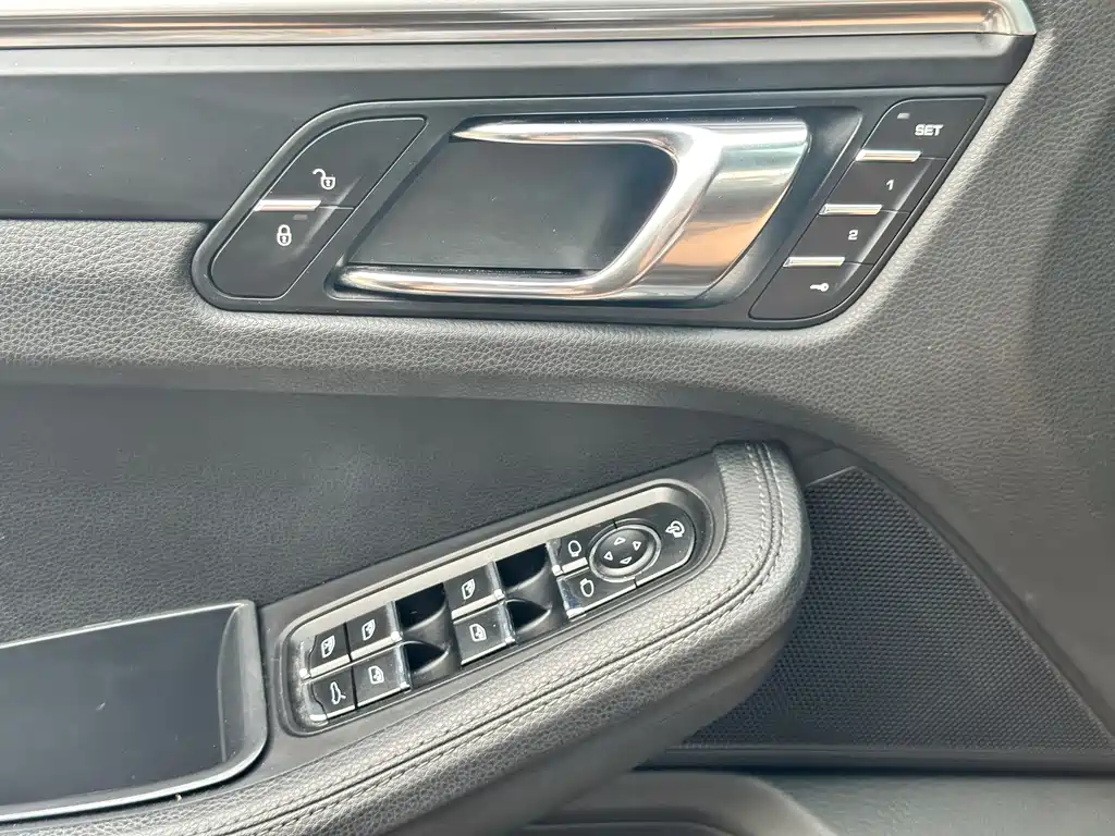 Porsche Macan — миниатюра 10