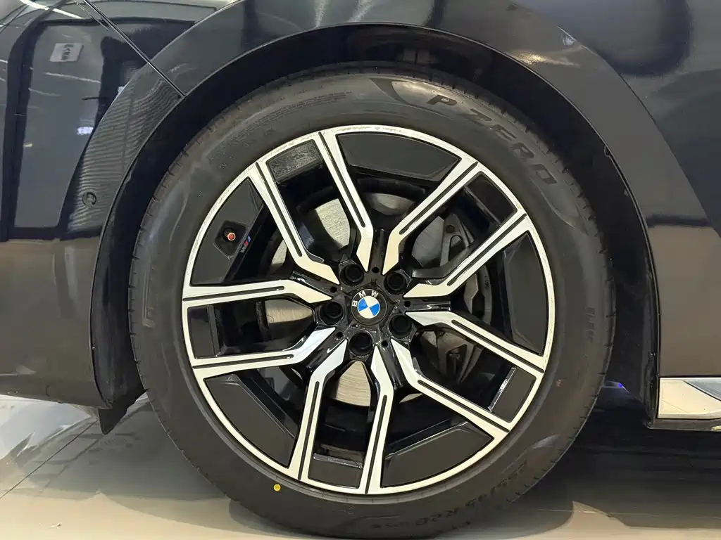BMW 7 Series — миниатюра 18