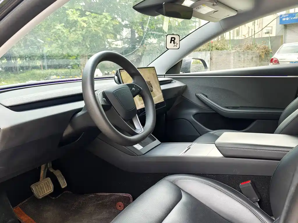 Tesla Model 3 — миниатюра 4