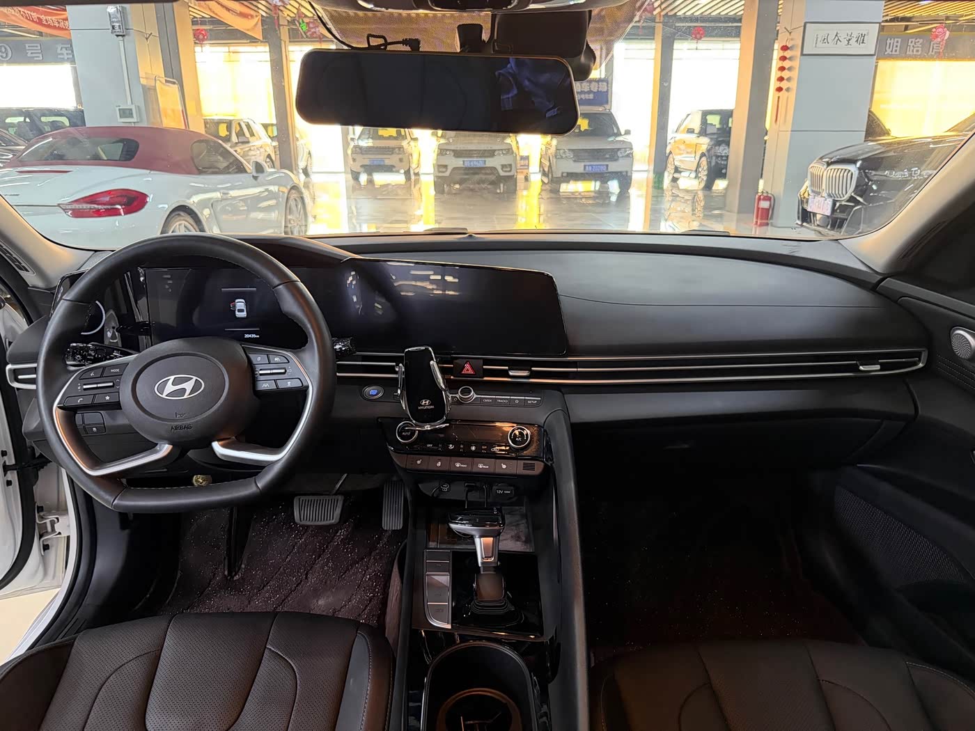 Hyundai Elantra 1.5 л 2023 г. Белый, пробег 20000 км