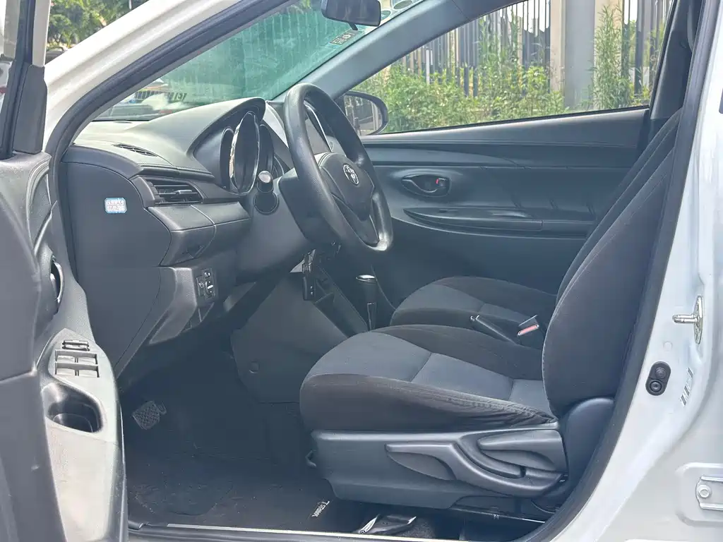 Toyota Yaris L — миниатюра 4