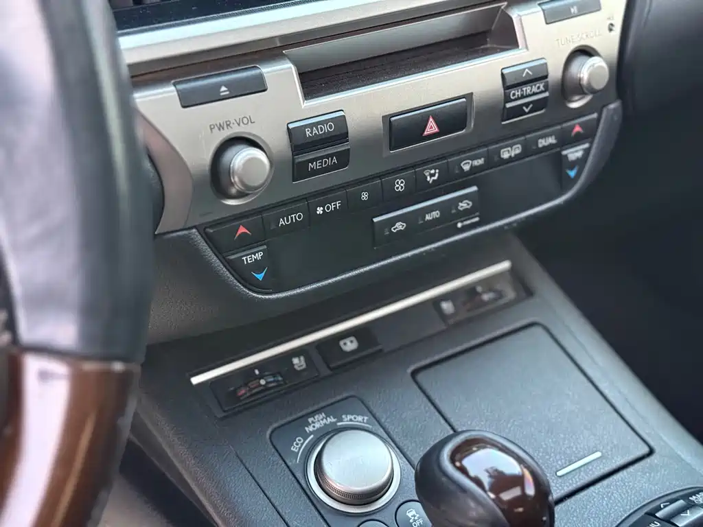 Lexus ES — миниатюра 8