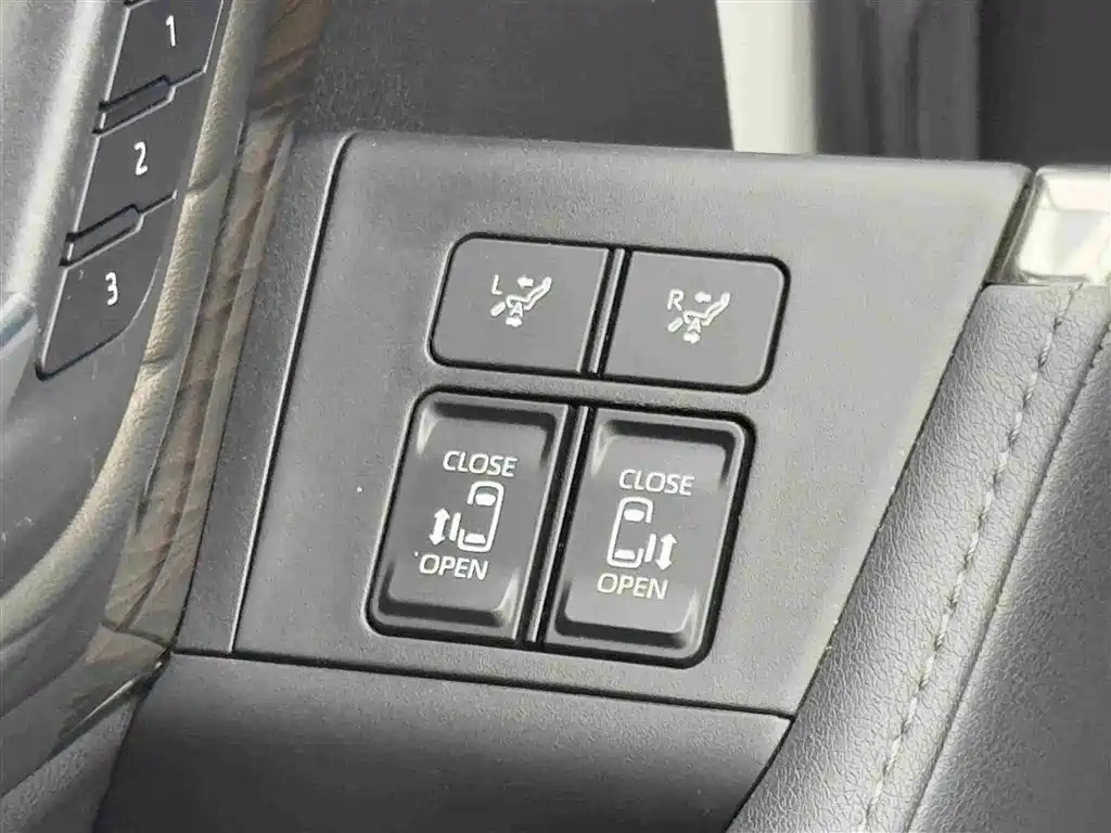 Toyota Alphard — миниатюра 18