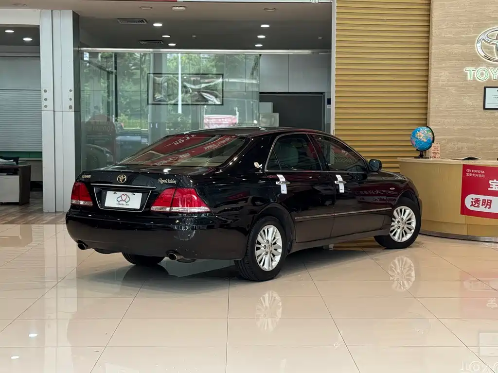 Toyota Crown — миниатюра 2
