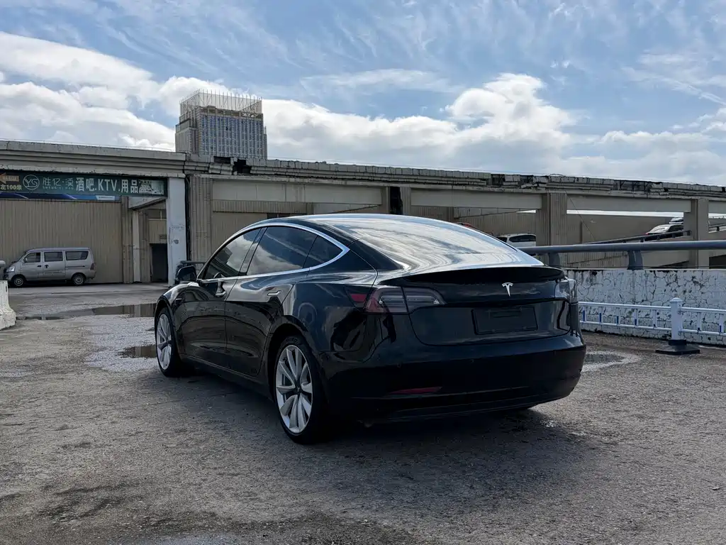 Tesla Model 3 — миниатюра 16