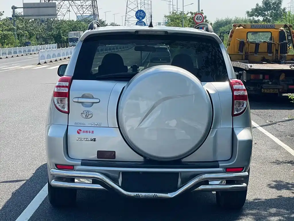 Toyota RAV4 — миниатюра 8